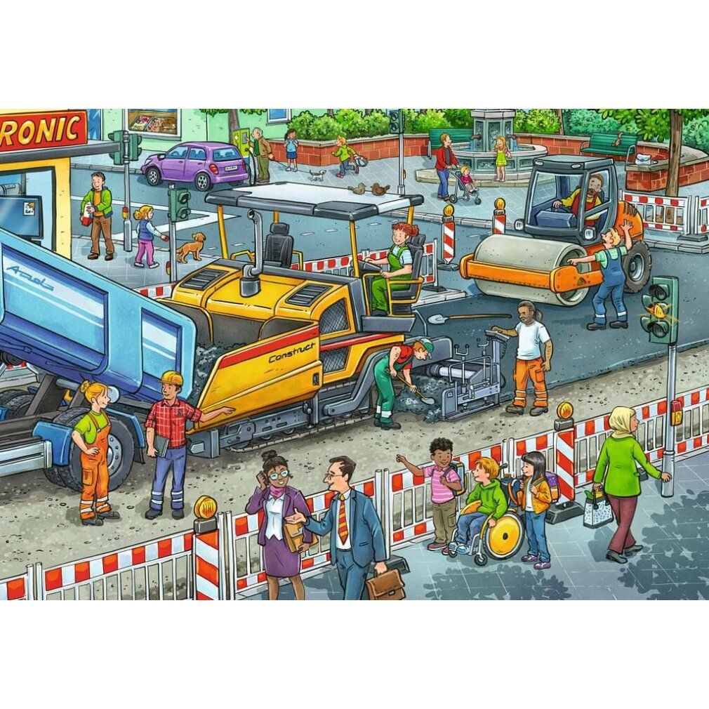 Immagine puzzle: cantiere con veicoli, operai e passanti. Macchina stradale gialla al centro. Persone di varie età.