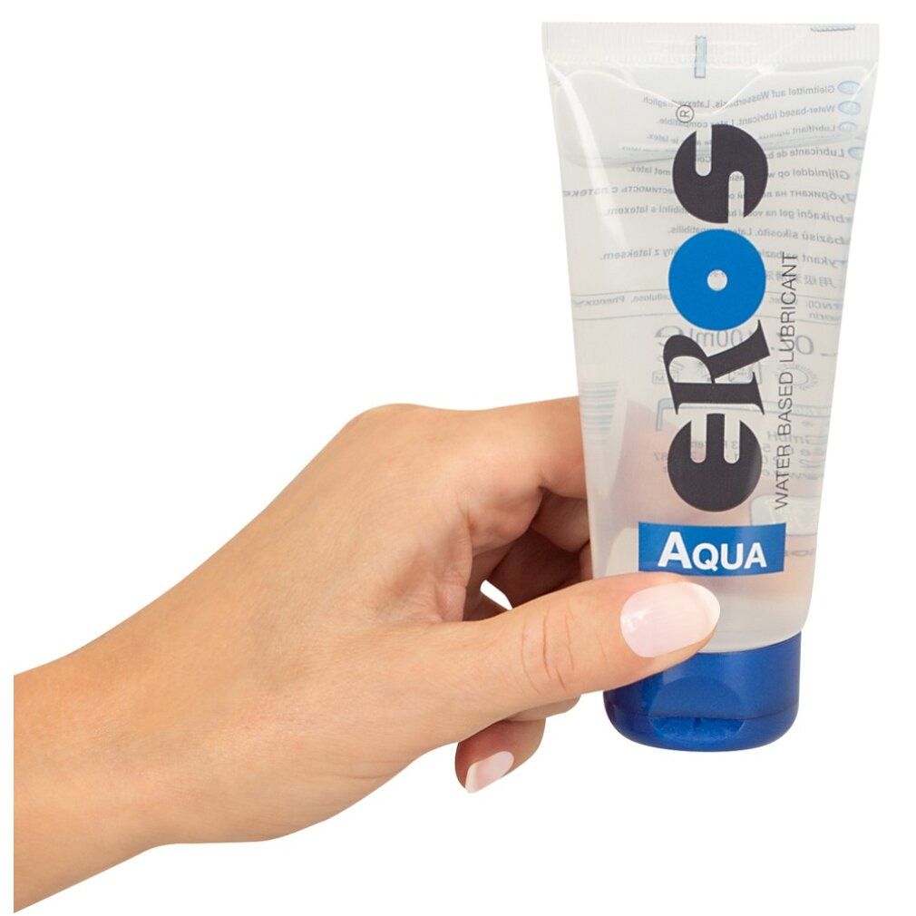 Mano che tiene un tubo trasparente con tappo blu. Scritta: EROS Aqua, lubrificante a base d'acqua.