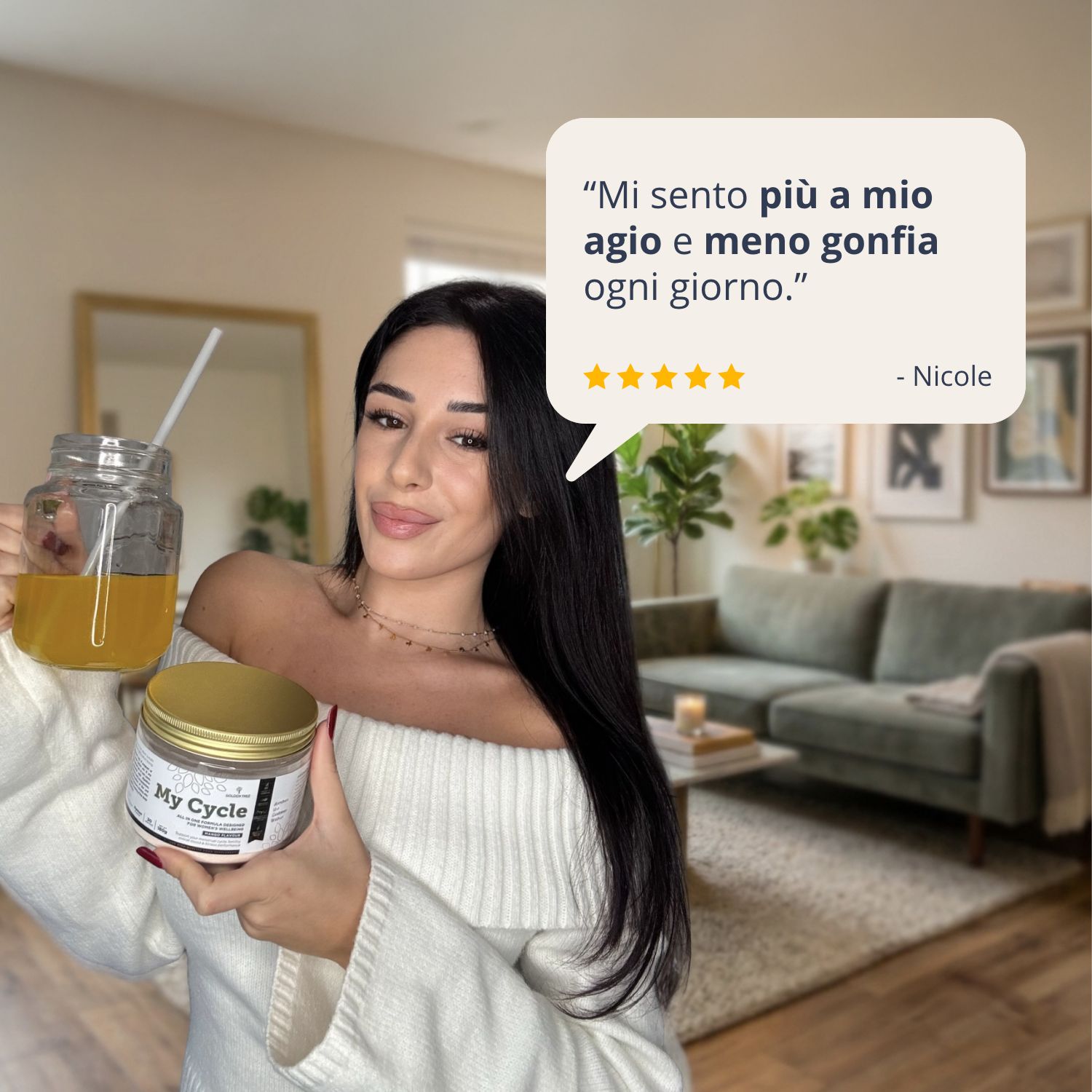 Una donna con la polvere Golden Tree My Cycle Mango e una bevanda, con feedback cliente (Italiano).