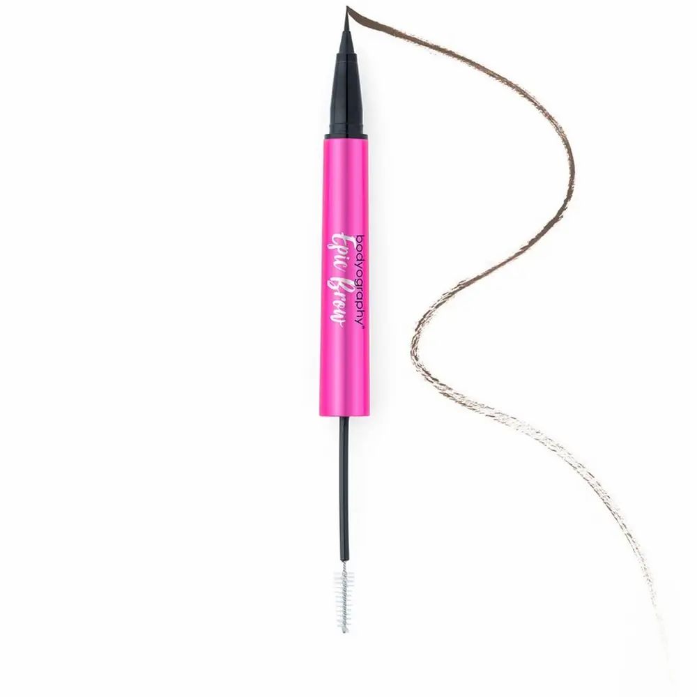 Matita per sopracciglia rosa a due estremità: punta e spazzola. Scritta « Epic Brow » e « BODYOGRAPHY ». Tratto marrone tracciato dalla matita.