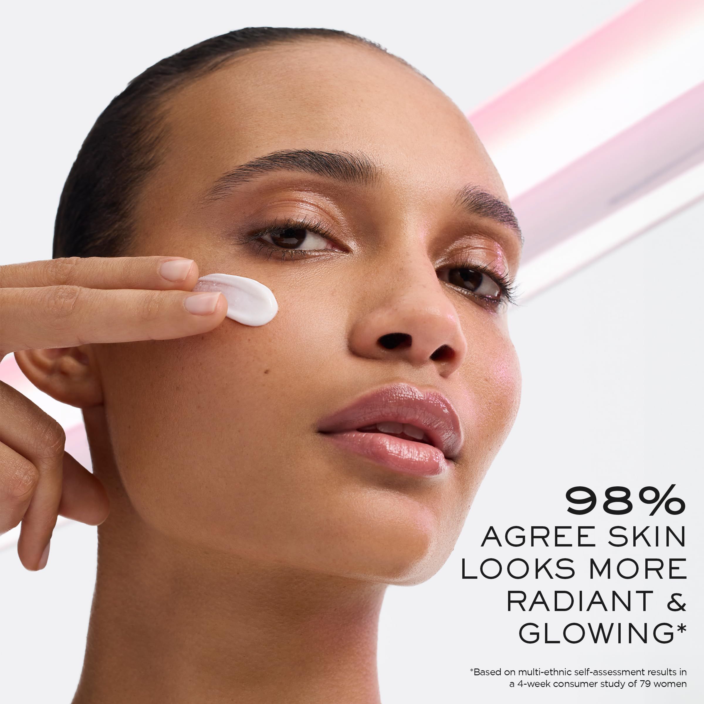 Donna applica crema. Testo: il 98% concorda che la pelle appare più radiosa. Studio su 79 donne.