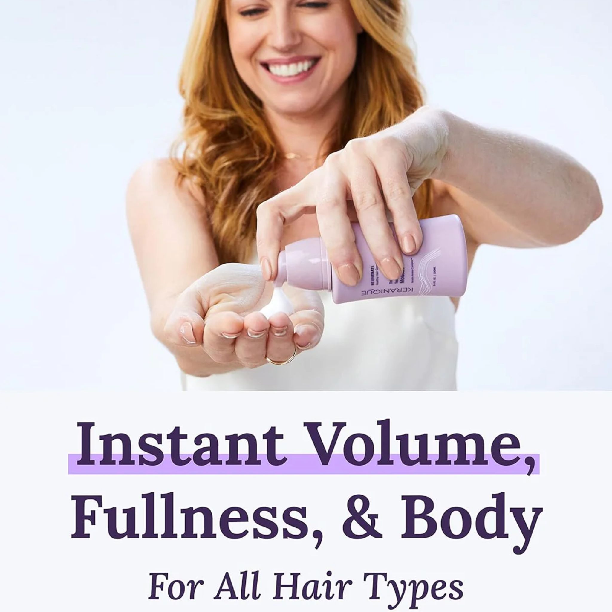 Testo: Volume istantaneo, pienezza e corpo. Per tutti i tipi di capelli. Donna sorridente. Flacone Keranique.