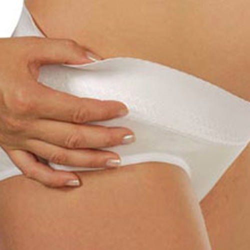 Mutandine premaman bianche. Primo piano. Donna tocca le mutandine. Fascia larga.
