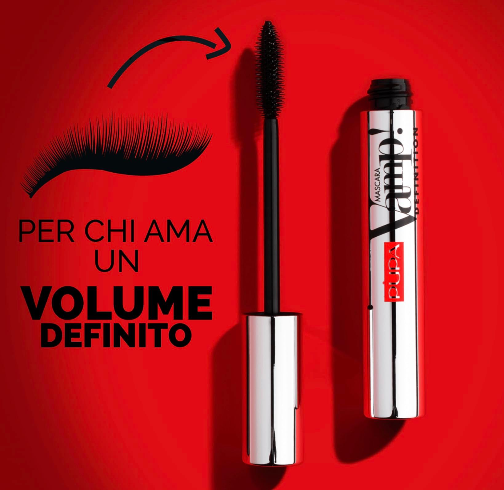 Tubo e scovolino mascara su sfondo rosso. Testo: Vamp! Definition. Pupa.