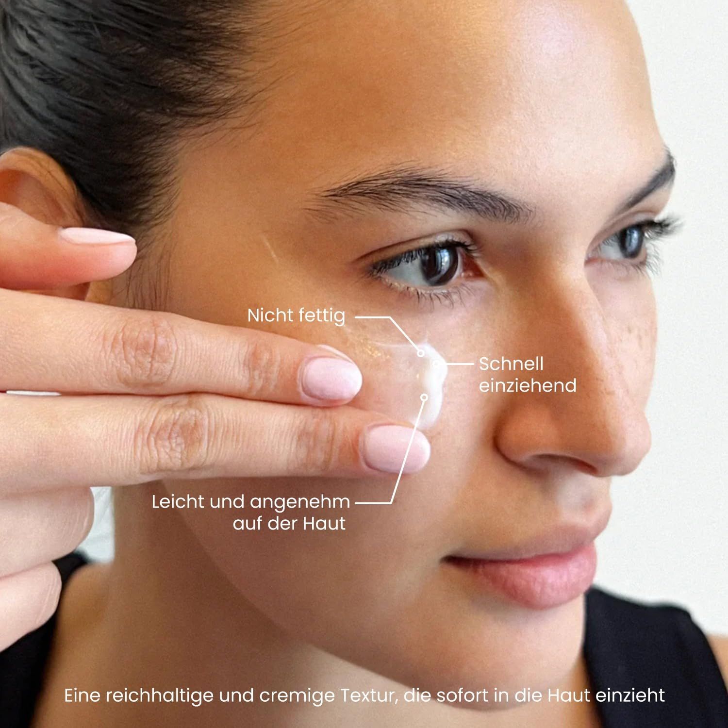 Donna applica crema. Testo: Non unge, rapido assorbimento, leggera e confortevole. Texture ricca e cremosa.