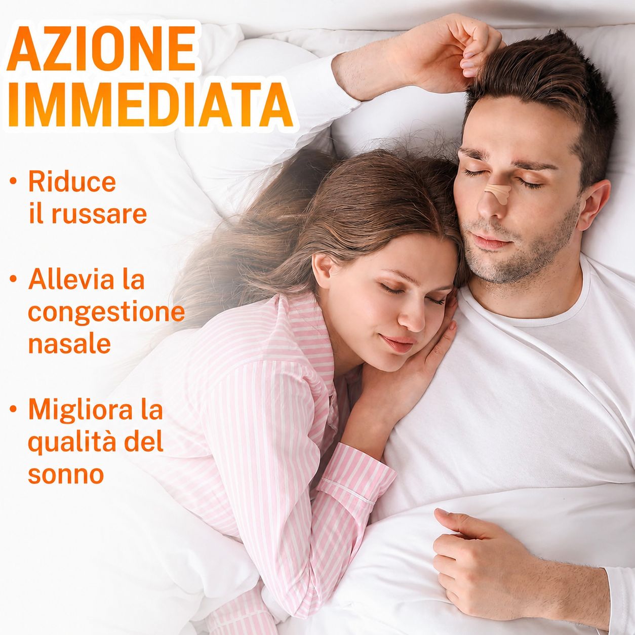 Uomo e donna dormono a letto. L'uomo indossa un cerotto nasale. Testo: Azione immediata, riduce il russare, ecc.