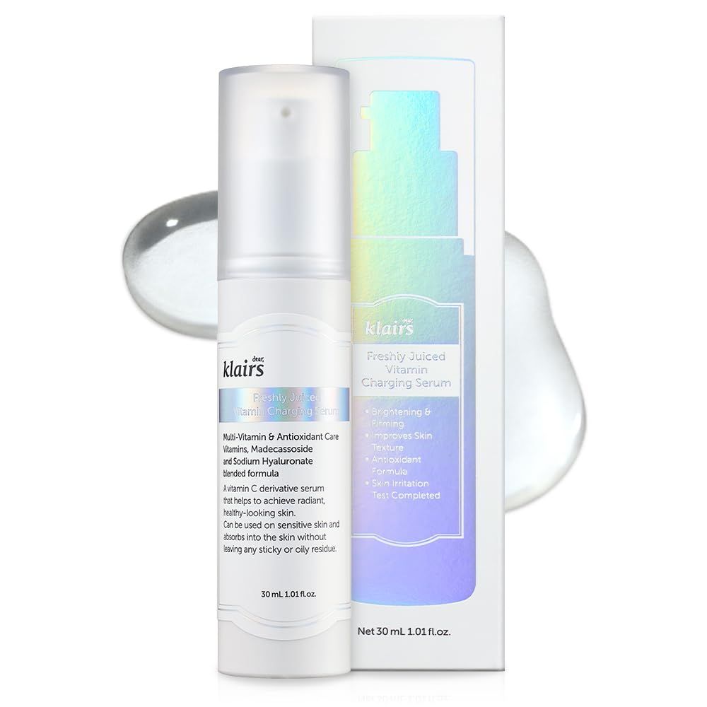 Flacone di siero bianco con erogatore a spruzzo e confezione. Testo: klairs, Freshly Juiced Vitamin Charging Serum. 30 ml.