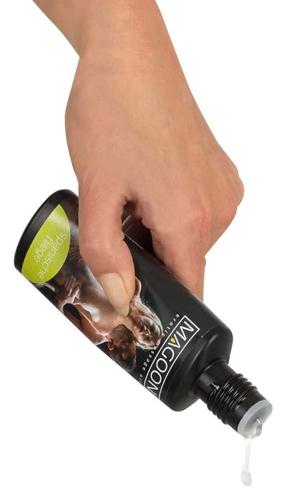 Flacone nero, MAGOON, olio per massaggio erotico. Etichetta con coppia. Spanische Fliege. Liquido versato dall'apertura.
