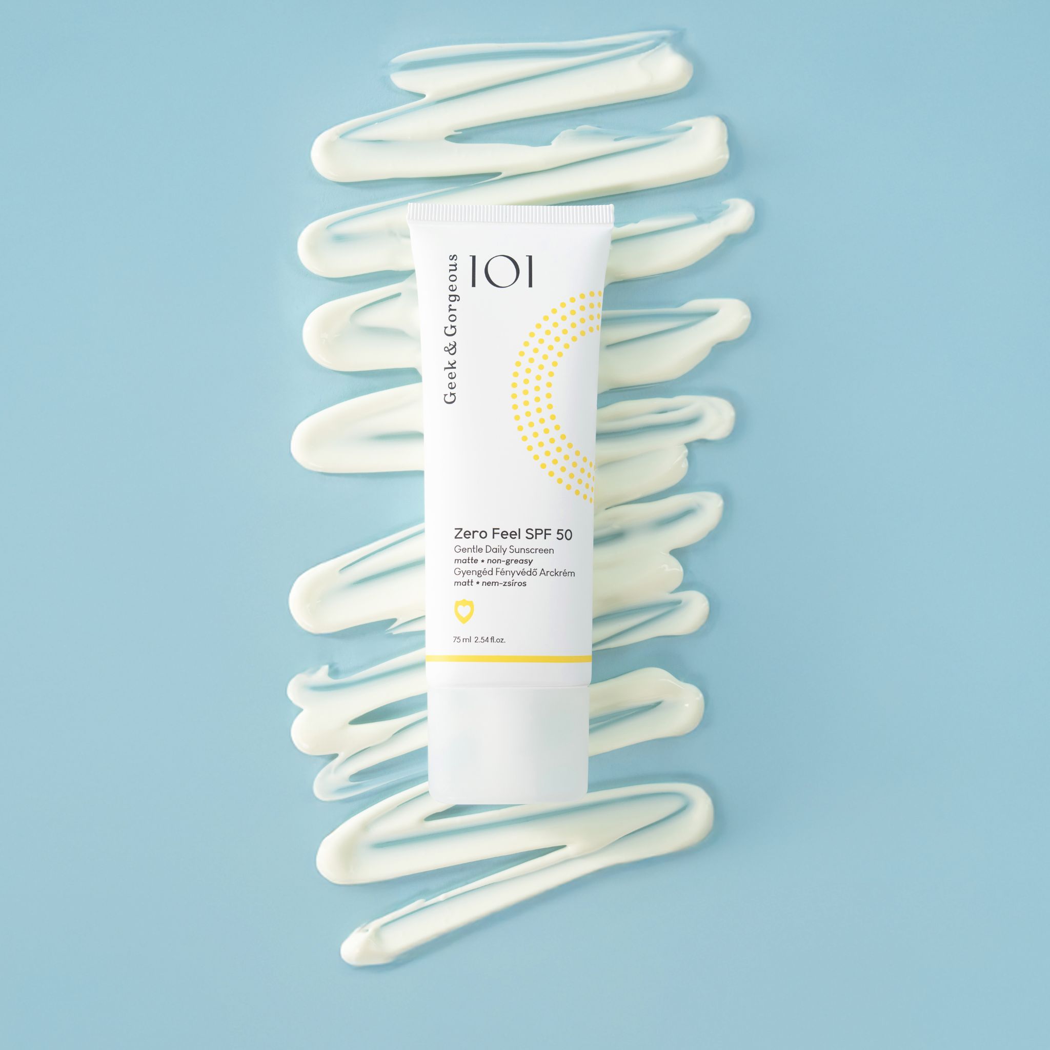 Tubo bianco "Zero Feel SPF 50" su sfondo blu con strisce bianche. Marchio: Geek & Gorgeous.