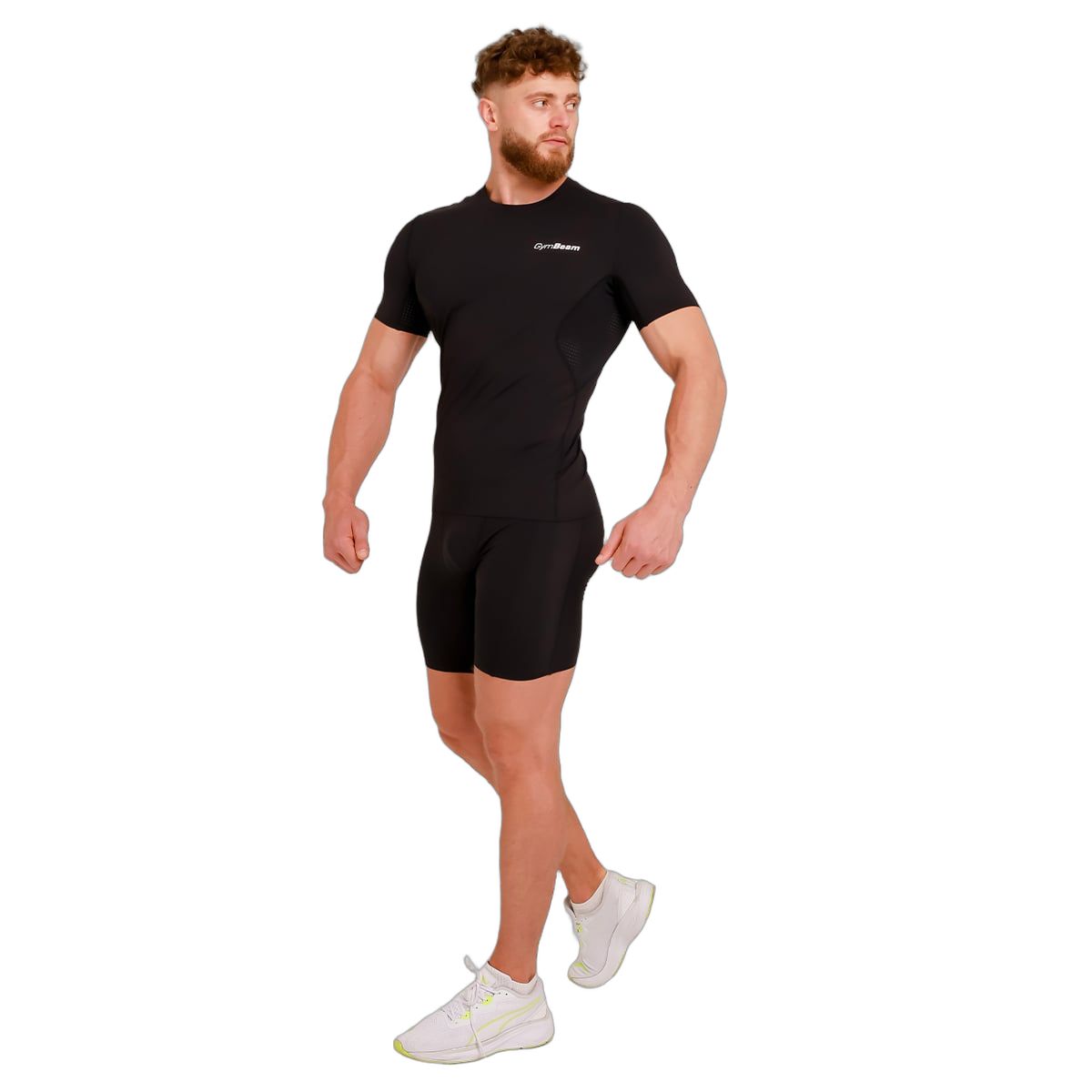 Uomo in t-shirt nera a compressione e pantaloncini, vista laterale.