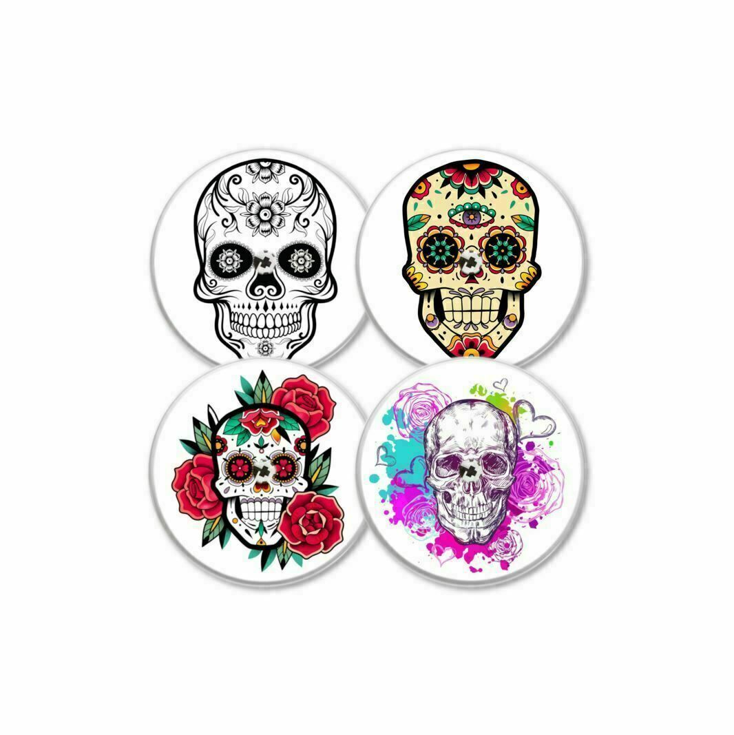 Quattro adesivi rotondi con teschi. Bianco e nero, colorati e con rose.