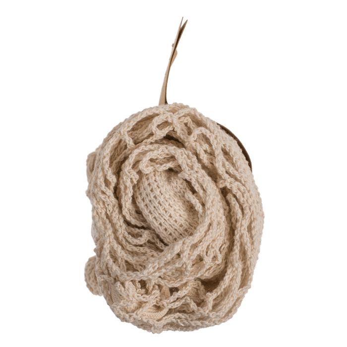 Zaino a rete color naturale, arrotolato. Lo zaino è realizzato in materiale a rete grossolana e ha un colore naturale.