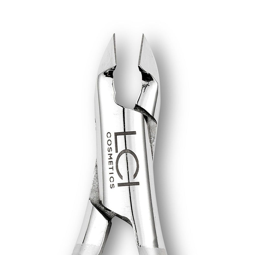 Primo piano del taglio di una tronchesina. Metallo, arrotondato. Logo LCI Cosmetics.