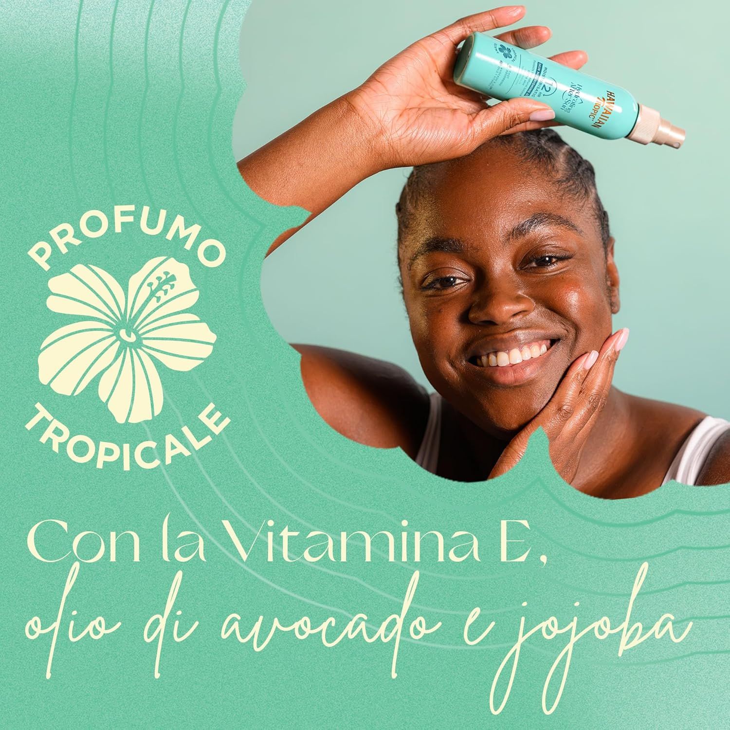 Donna sorridente tiene flacone spray. Testo: Profumo tropicale, Con la vitamina E, olio di avocado e jojoba.