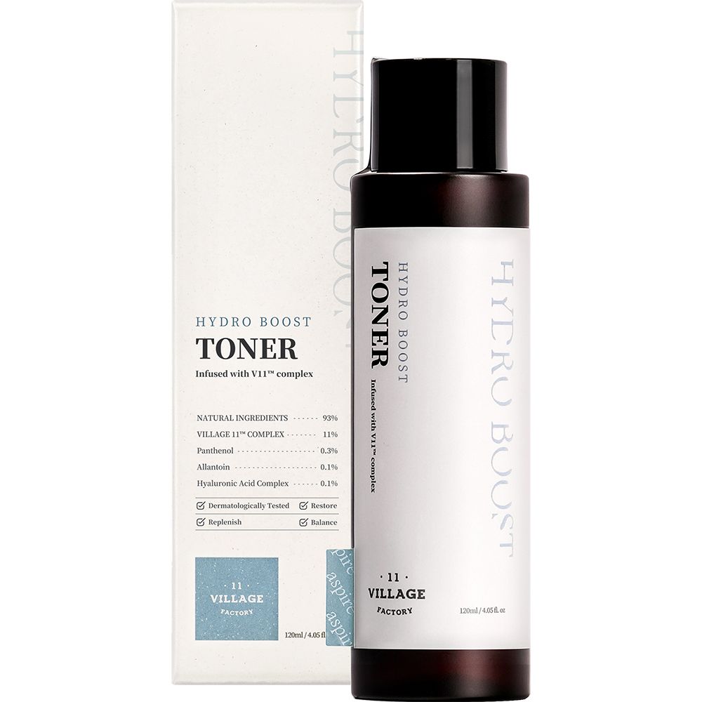 Flacone di toner con confezione bianca. Scritta: HYDRO BOOST TONER, VILLAGE 11 FACTORY. Ingredienti sulla confezione.
