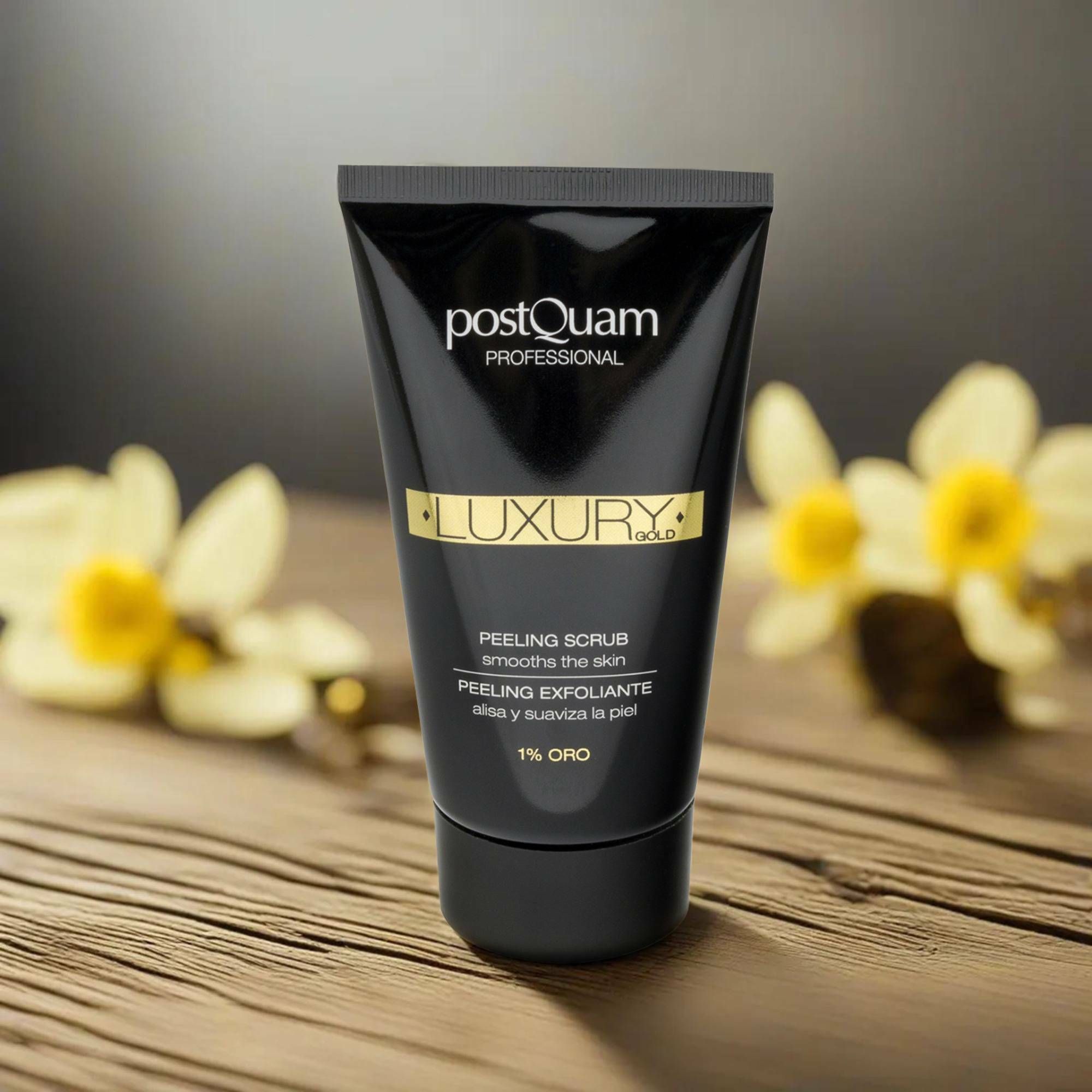 Tubo nero "Postquam Professional Luxury Gold" davanti a fiori gialli. Testo: Peeling Scrub, 1% Oro. Tappo nero.
