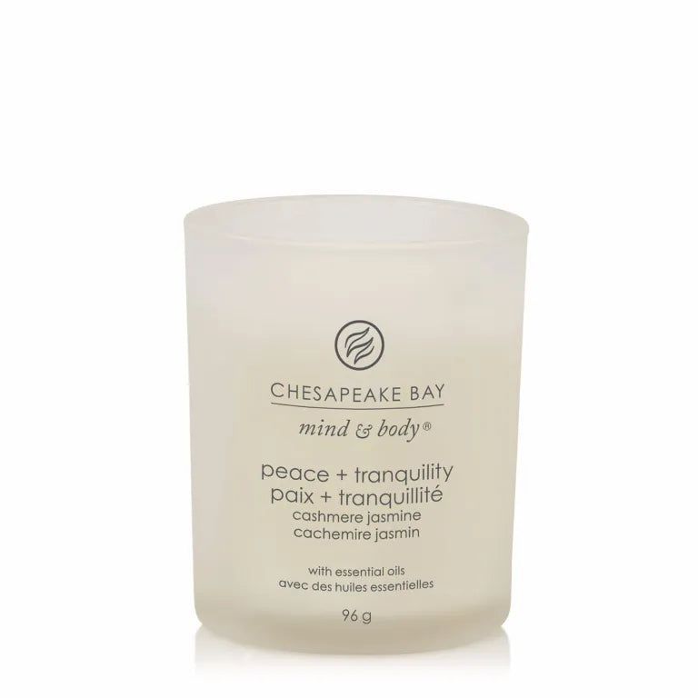Candela in contenitore di vetro. Scritte: Chesapeake Bay mind & body, peace + tranquility, cashmere jasmine, 96 g.