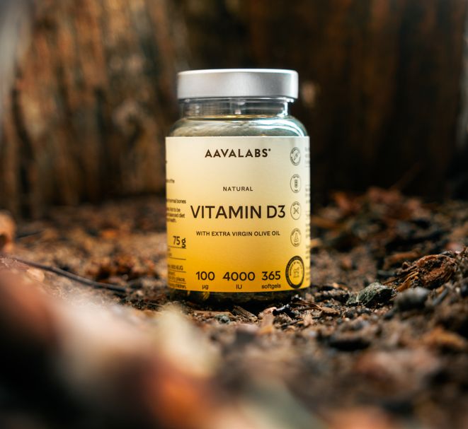 Flacone di Aavalabs Vitamina D3 in ambiente terroso.