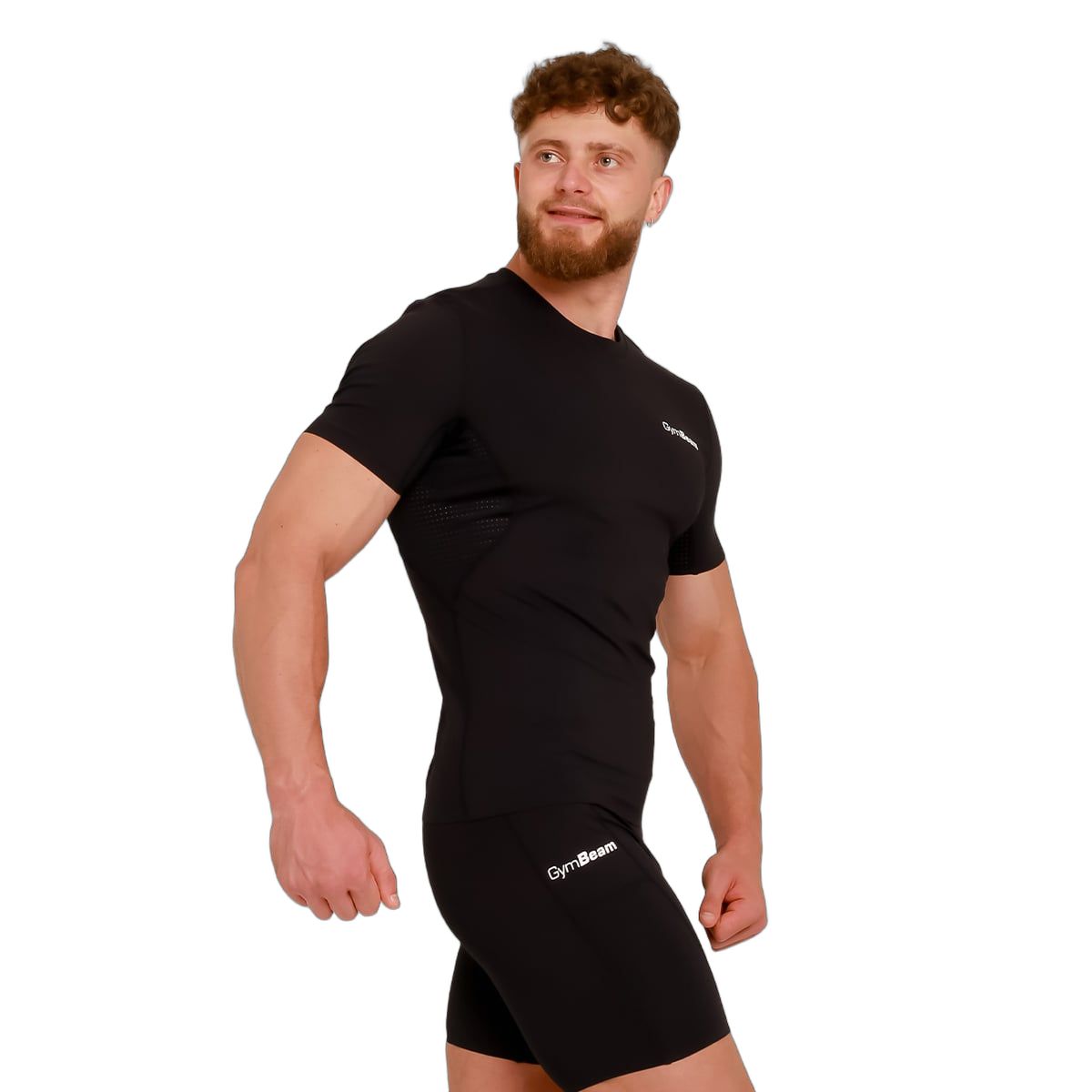 Uomo con t-shirt slim fit nera a maniche corte e logo GymBeam, vista laterale.