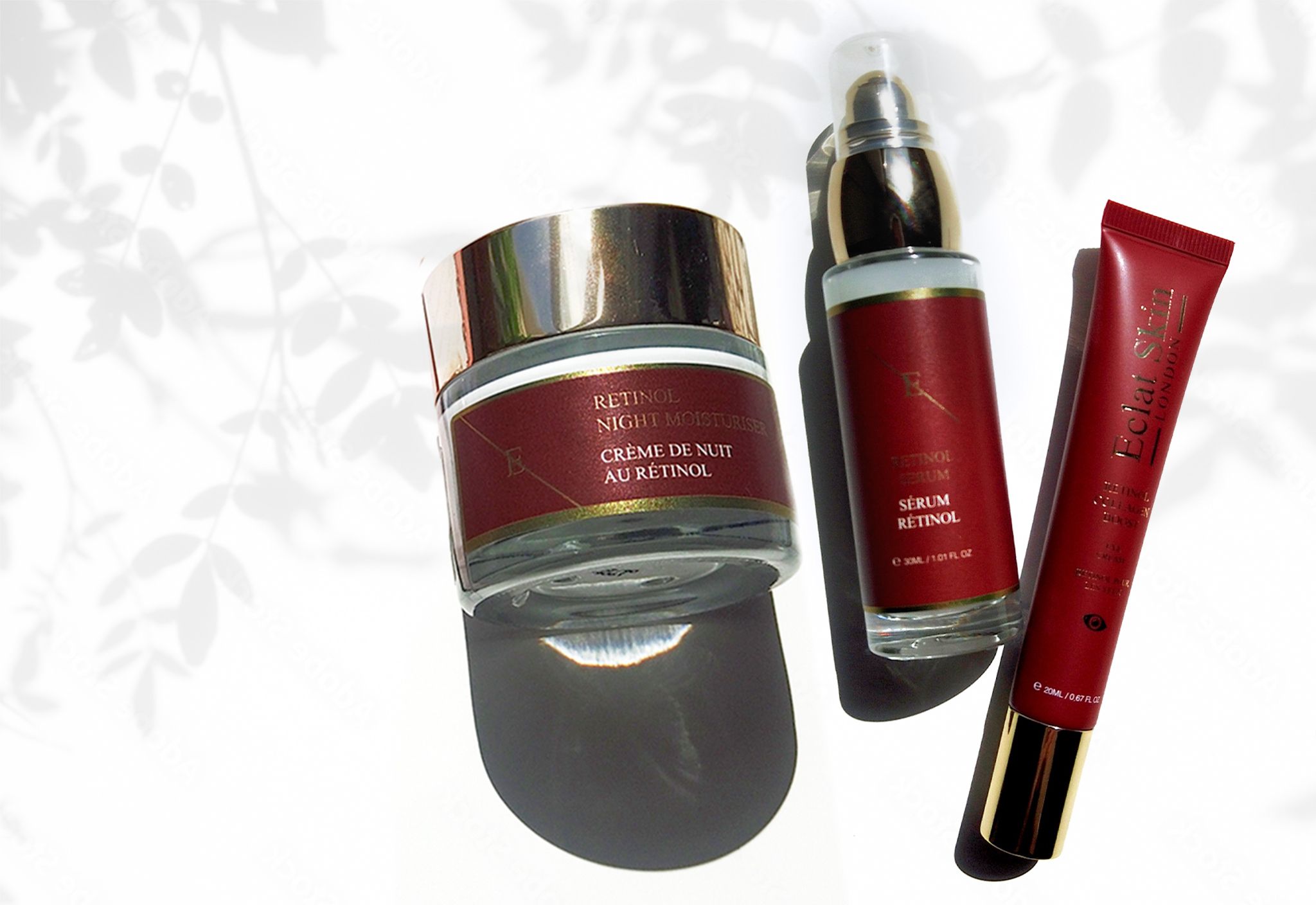 Tre prodotti cosmetici: crema idratante notte al retinolo, siero e crema occhi. Confezione rossa e oro. Logo ErthSkin London.