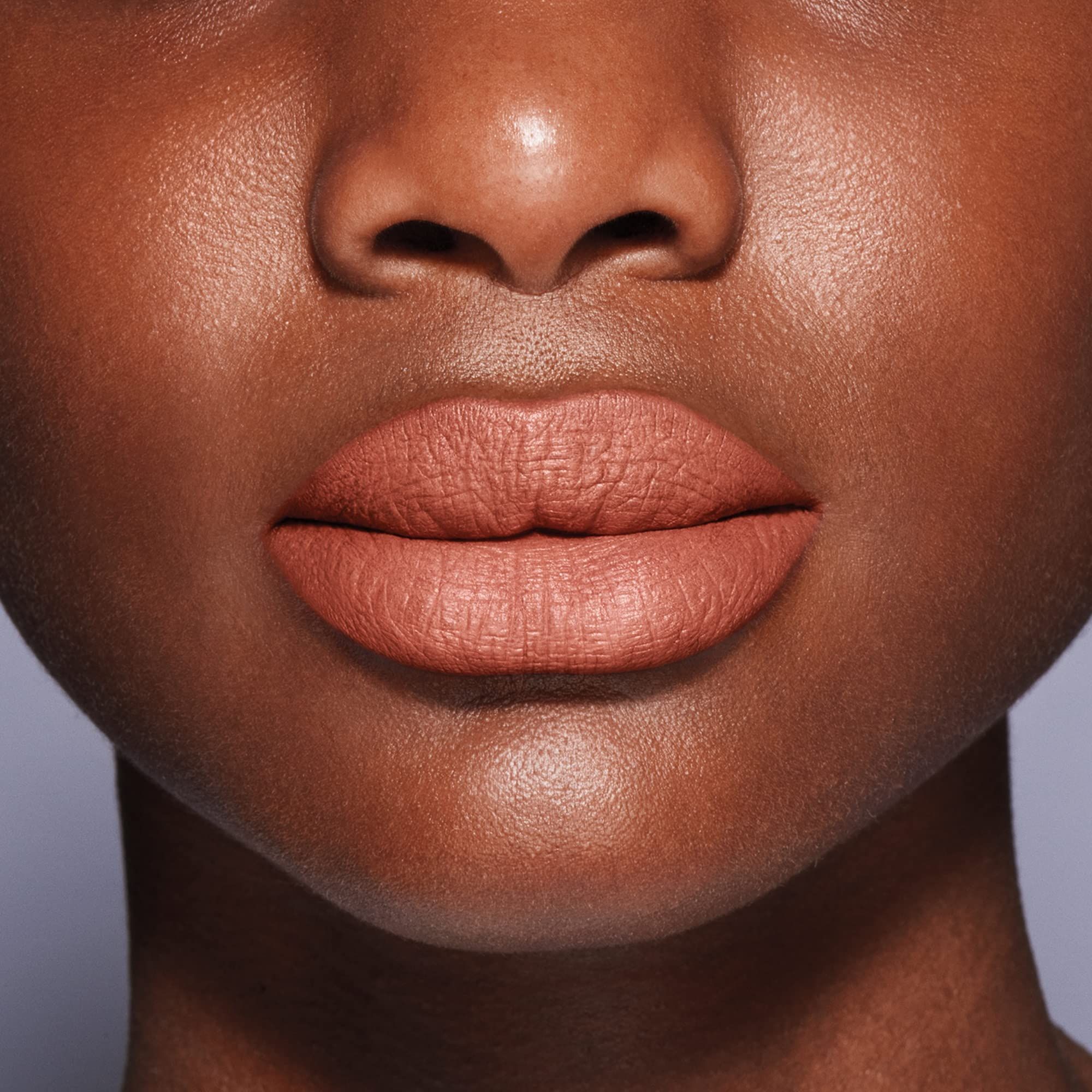 Primo piano delle labbra. Rossetto nude. Tono della pelle scuro.