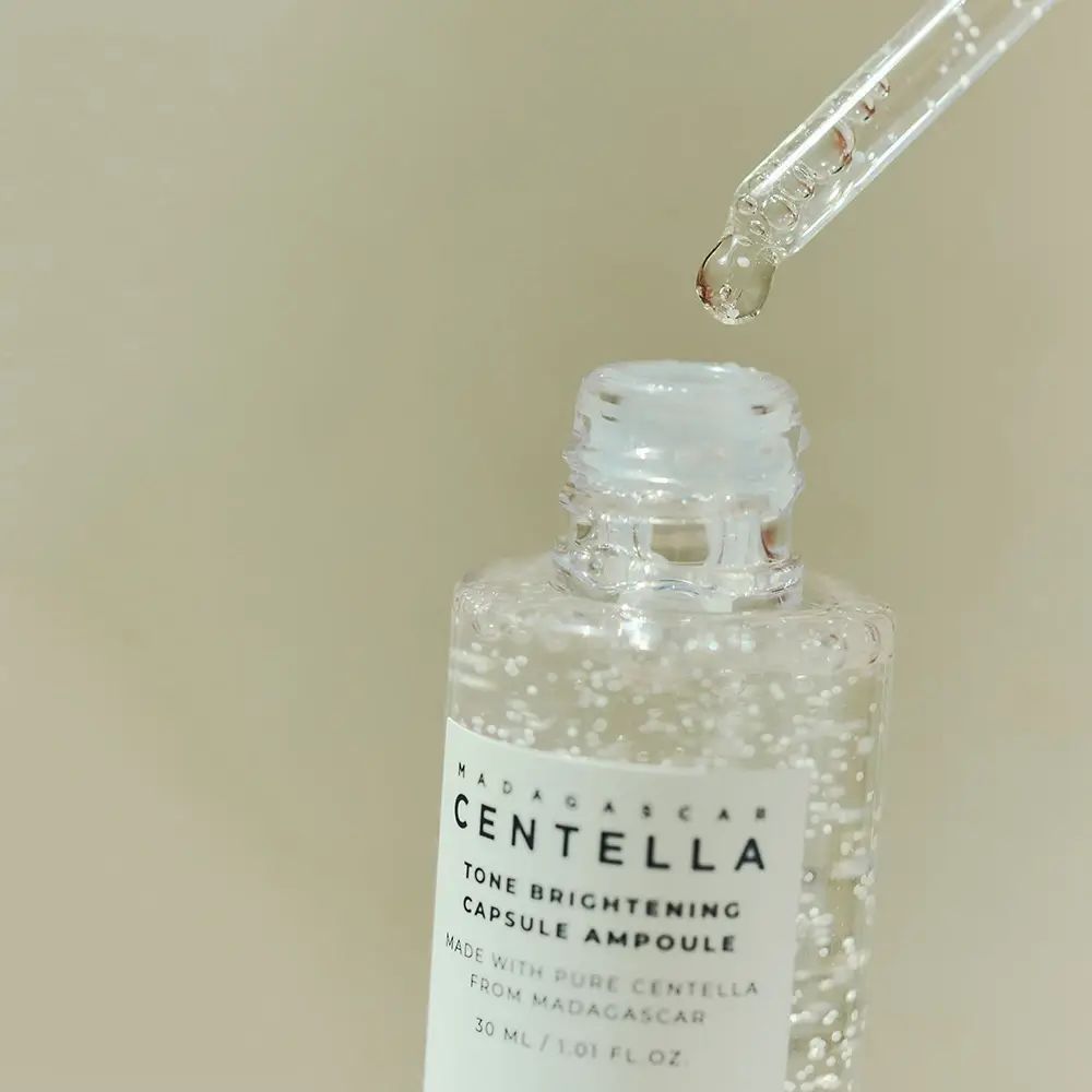 Ampolla con pipetta. Etichetta del prodotto visibile. Marchio SKIN1004.