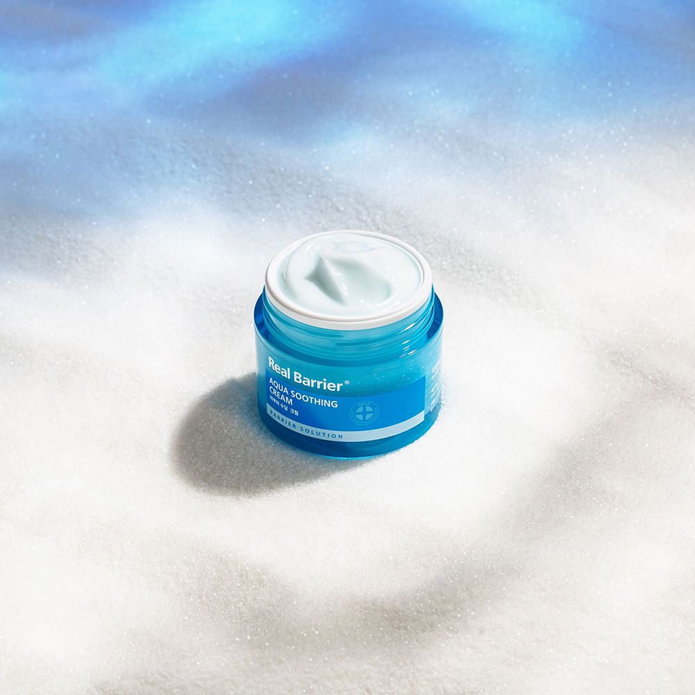Vasetto di crema blu con coperchio aperto. Scritta: Real Barrier Aqua Soothing Cream.