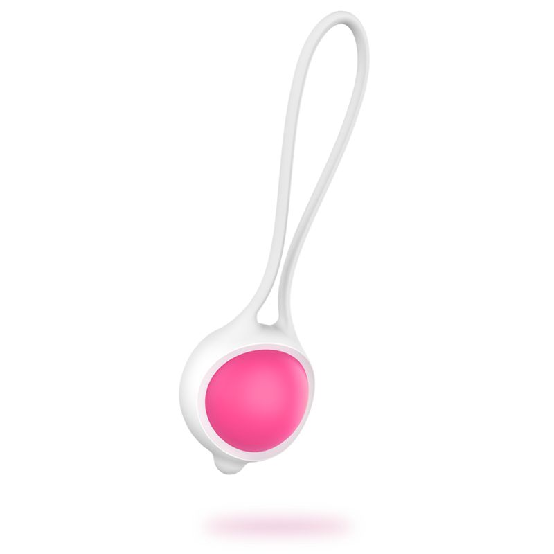 Palla dell'amore in silicone bianco con sfera rosa. Anello per l'inserimento. Su sfondo bianco.