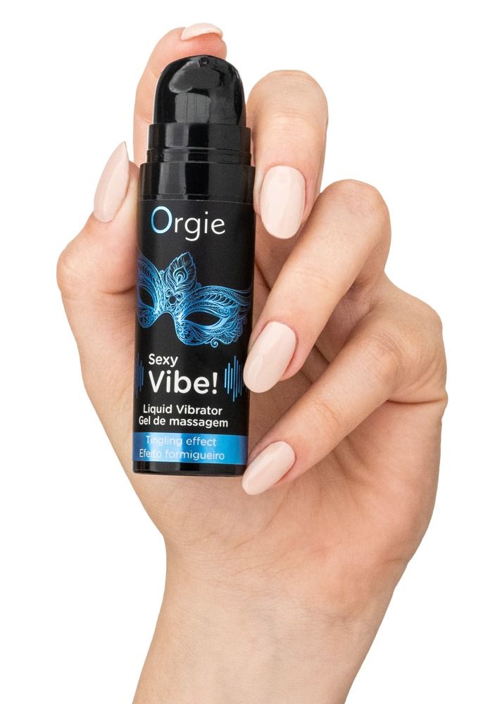 Mano che tiene il flacone Orgie Sexy Vibe! Liquid Vibrator con motivo a maschera.