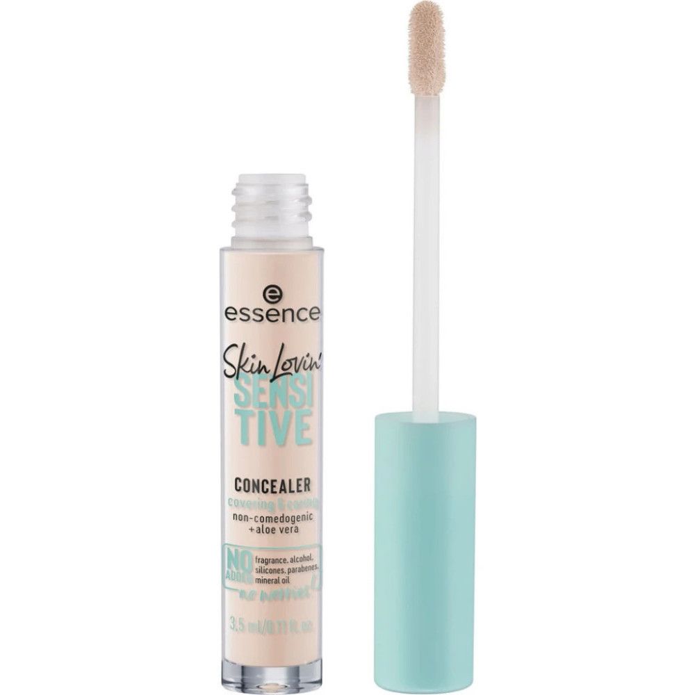 Correttore Essence aperto. Tubo beige con tappo azzurro chiaro e applicatore. Scritta: Skin Lovin' Sensitive Concealer.