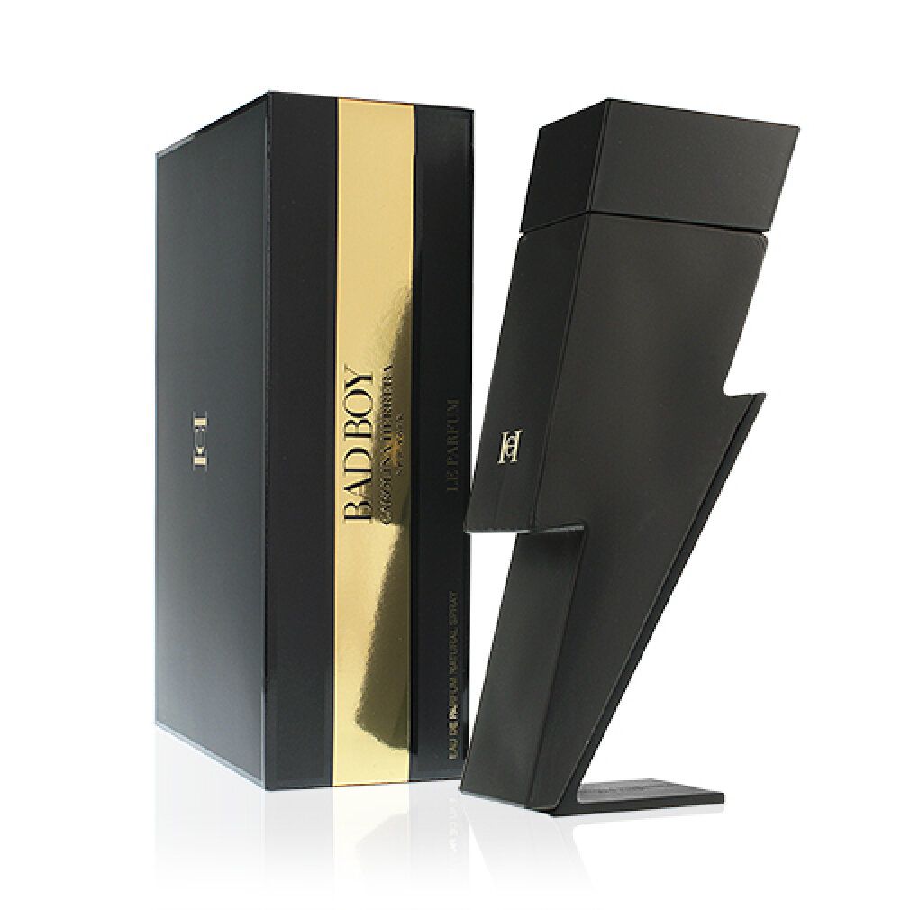 Flacone nero a forma di fulmine e confezione. Scritta: Bad Boy, Le Parfum, Carolina Herrera.