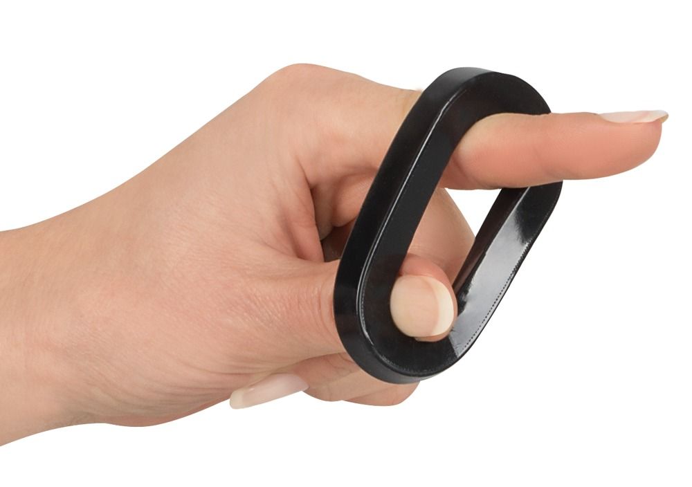 Mano con un anello nero rettangolare attorno a un dito.