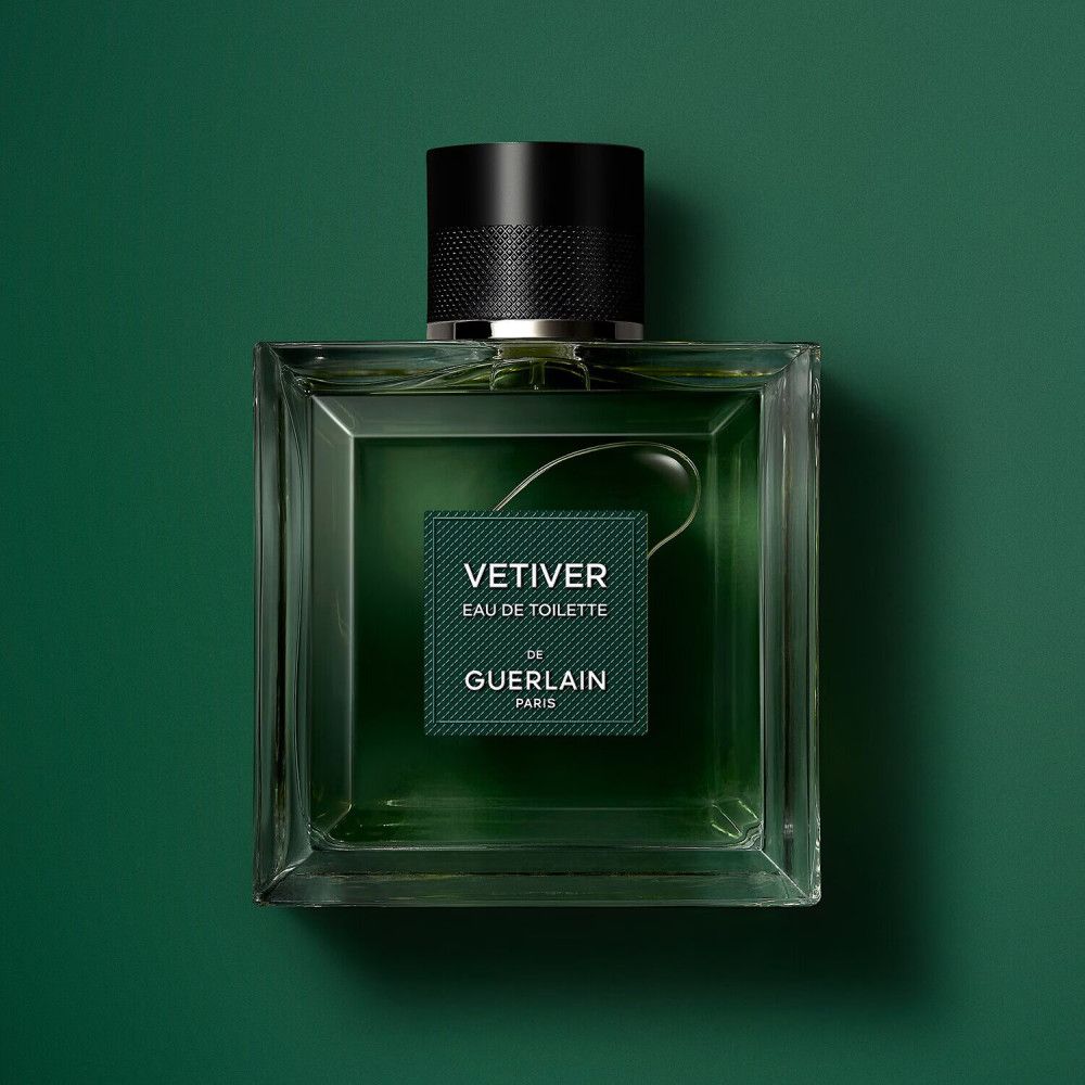 Flacone quadrato in vetro con tappo nero. Etichetta "VETIVER EAU DE TOILETTE" di Guerlain.