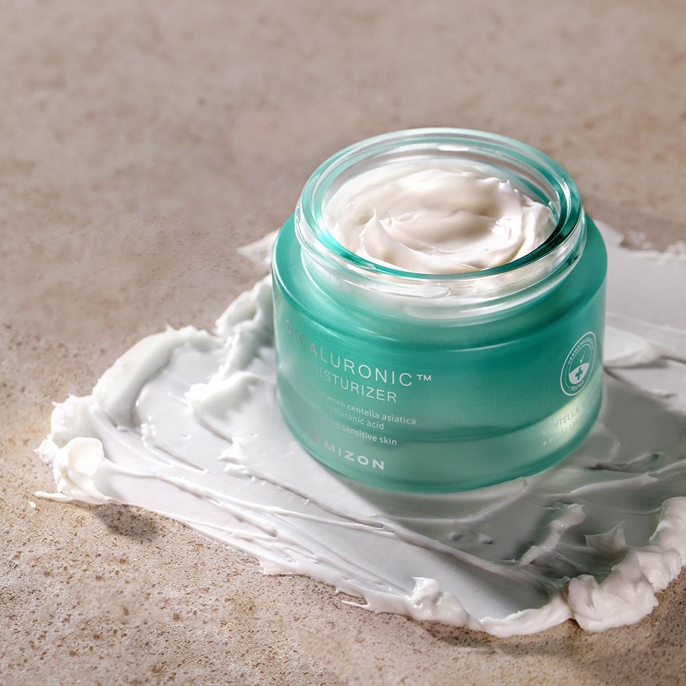 Vasetto con crema su sfondo. Scritta: Cicaluronic Moisturizer. Marchio: MIZON.