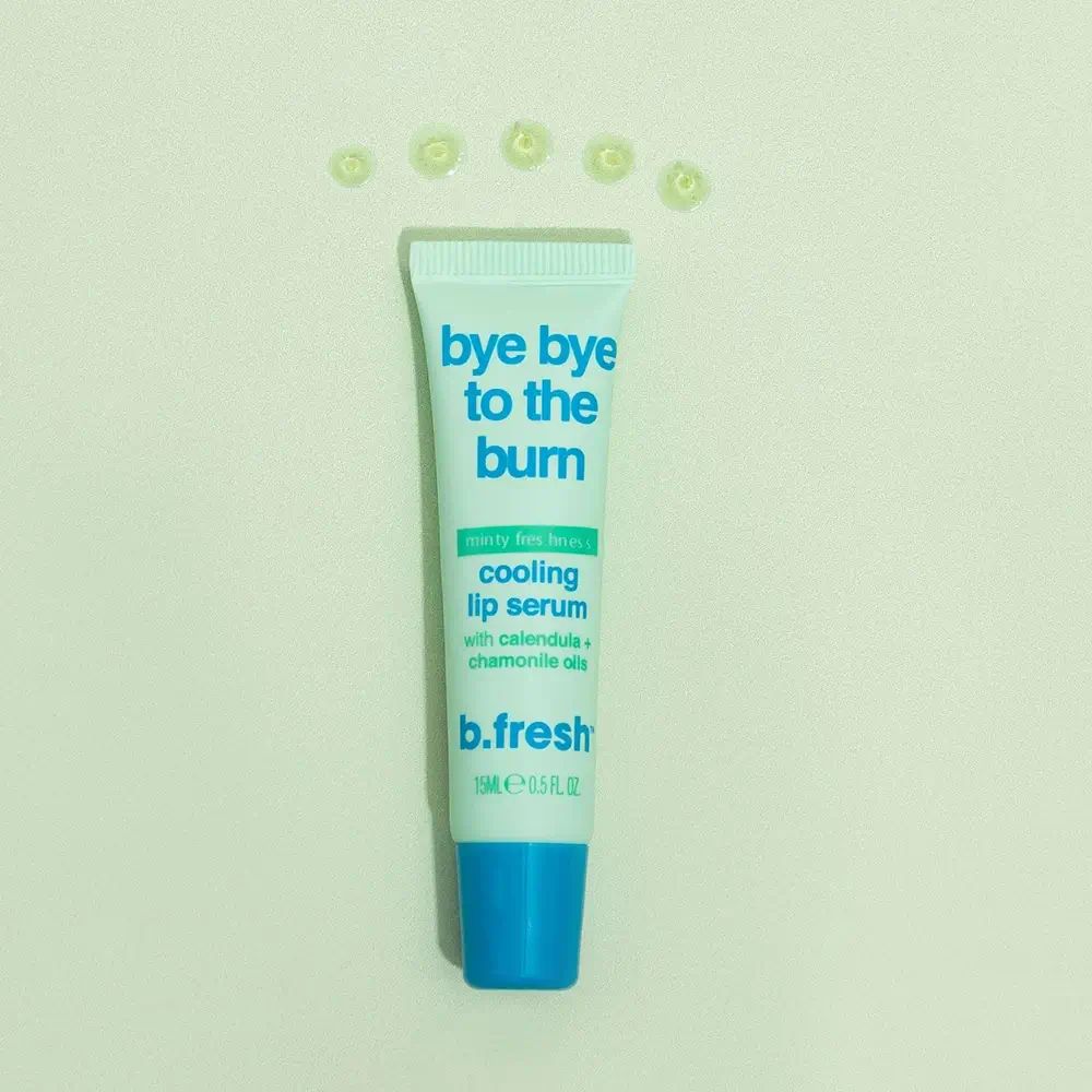 Tubo verde con tappo blu. Scritta: Bye bye to the burn, cooling lip serum, b.fresh. Gocce sopra.