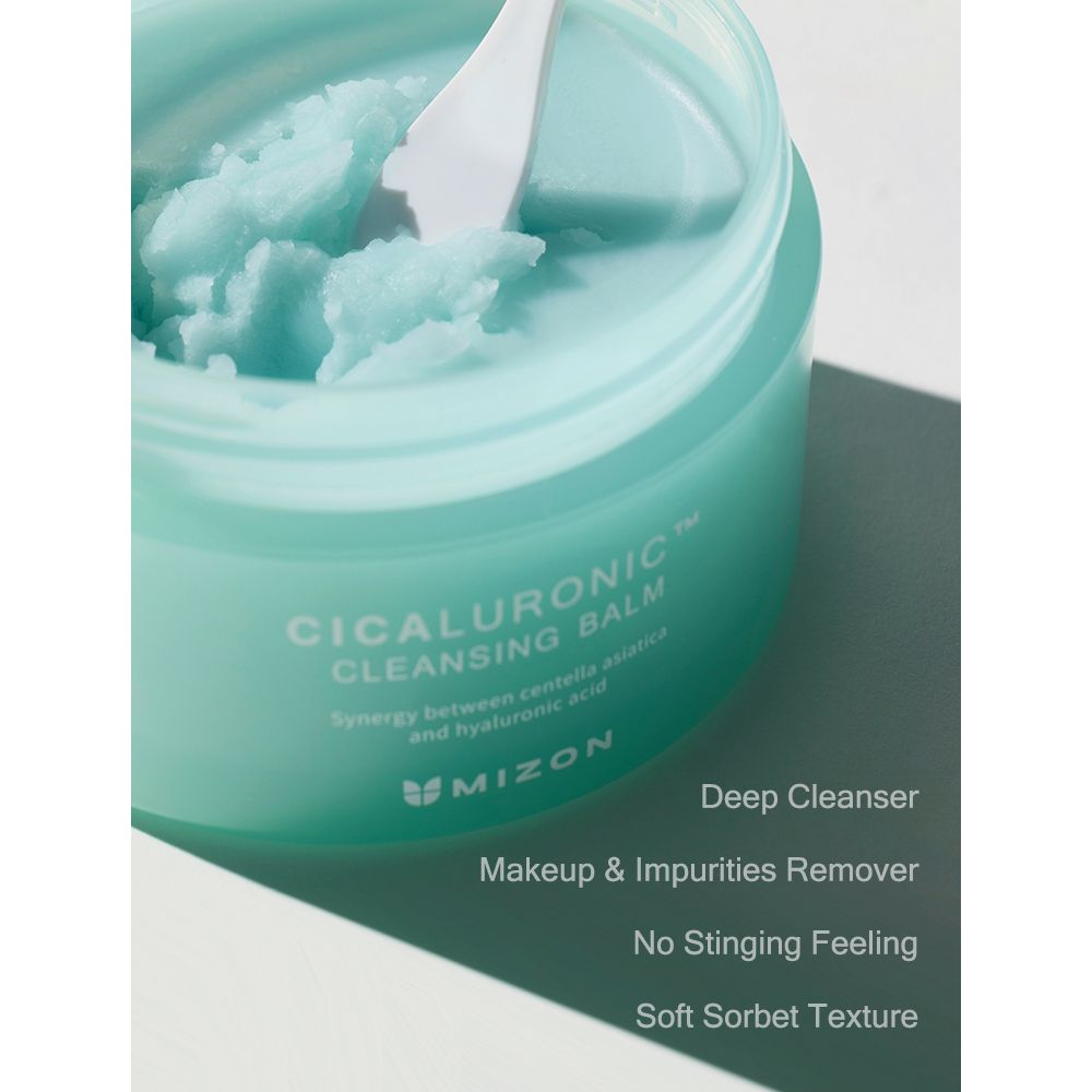 Barattolo turchese con coperchio bianco. Scritta: CICALURONIC CLEANSING BALM. Prodotto con spatola.