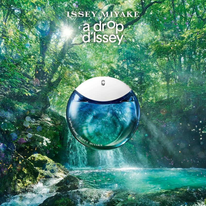 Flacone rotondo davanti a cascata. Tappo bianco, liquido blu-verde. Scritta: a drop d'Issey, ISSEY MIYAKE.