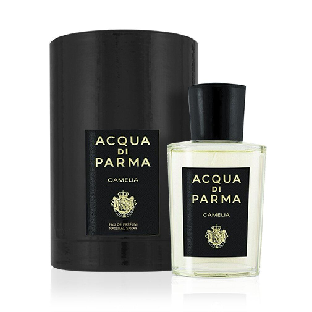 Flacone di profumo e confezione cilindrica nera. Sulla confezione: Acqua di Parma, Camelia. Sul flacone: stessa etichetta.