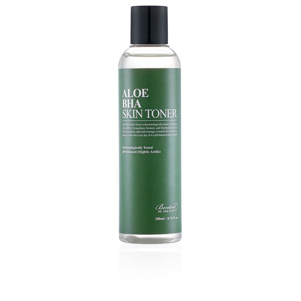 Flacone trasparente con etichetta verde. Scritta: Aloe BHA Skin Toner. Tappo nero. Logo Benton.