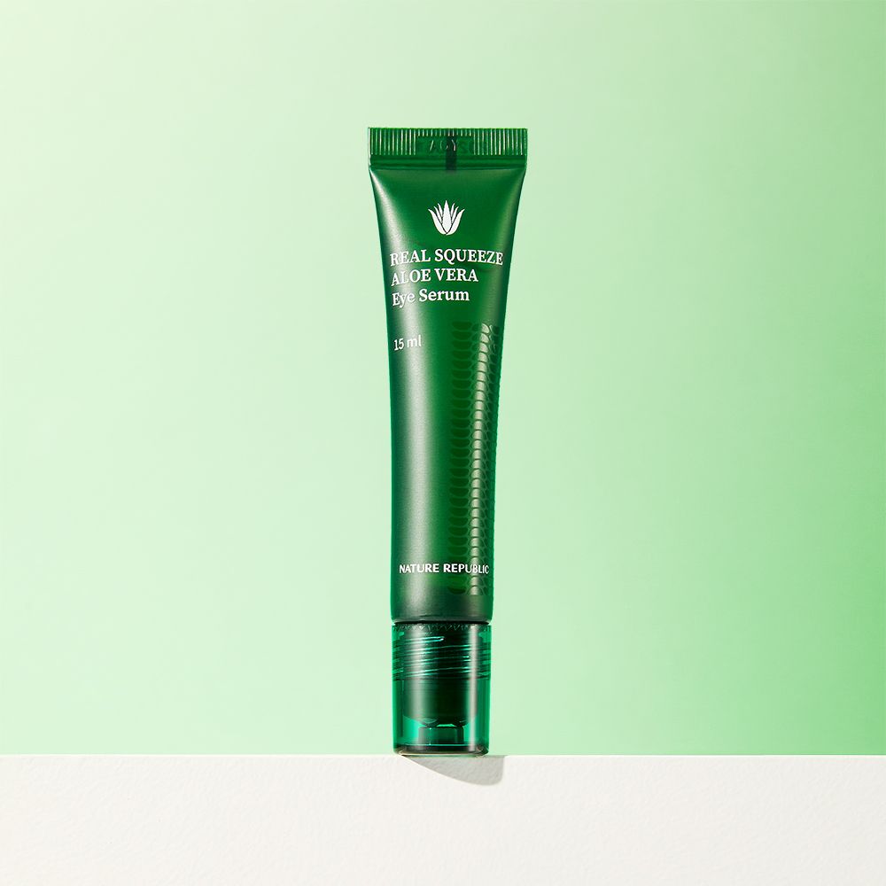 Tubo verde con scritta REAL SQUEEZE ALOE VERA Eye Serum. 15ml. Marchio NATURE REPUBLIC. Sfondo verde.