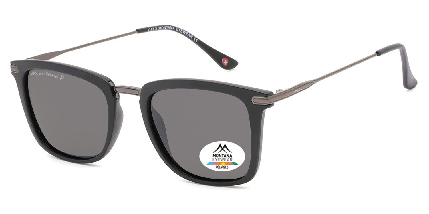 Occhiali da sole neri con lenti grigie. Logo Montana Eyewear ed etichetta Polarized sulla lente.