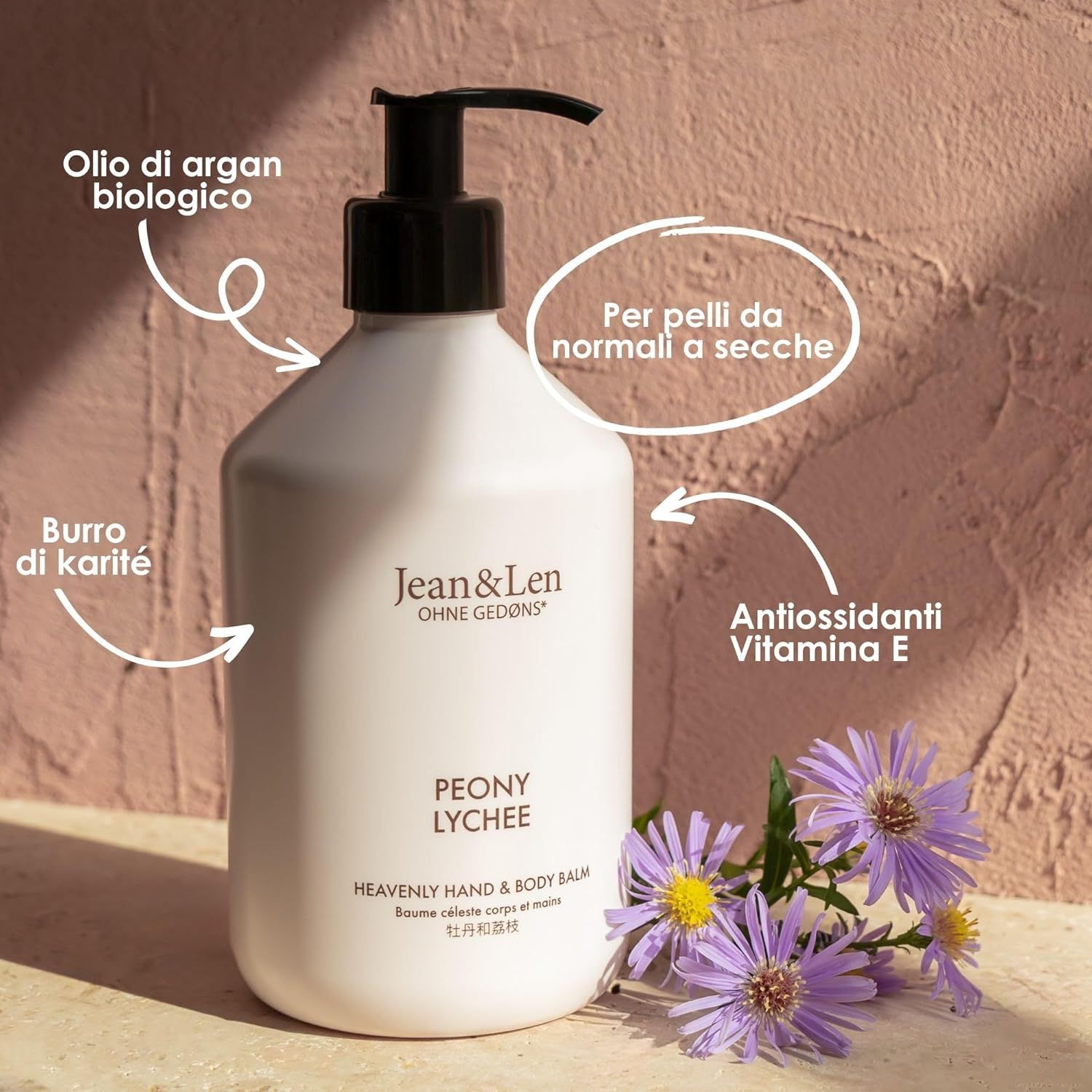 Flacone bianco con dosatore nero. Testo: Peony Lychee, Heavenly Hand & Body Balm. Logo Jean & Len. Per pelli da normali a secche.