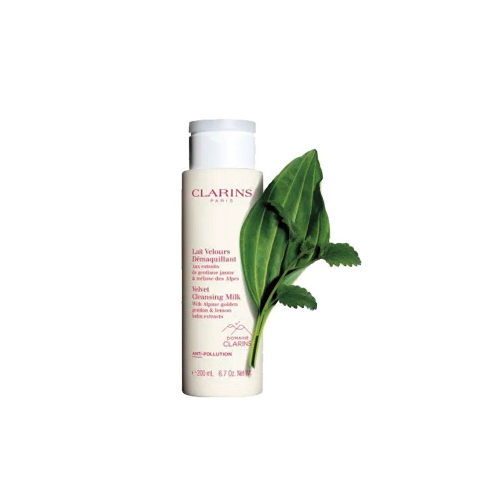 Flacone beige con tappo bianco. Scritta: CLARINS PARIS, Lait Velours Demaquillant, Velvet Cleansing Milk. Foglia accanto.