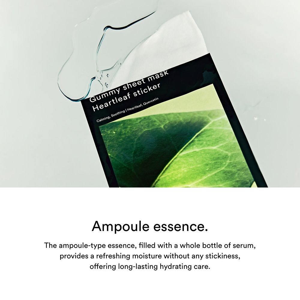 Confezione del prodotto con motivo a foglia e testo: ABIB Gummy Sheet Mask Heartleaf sticker. L'acqua schizza sulla confezione.