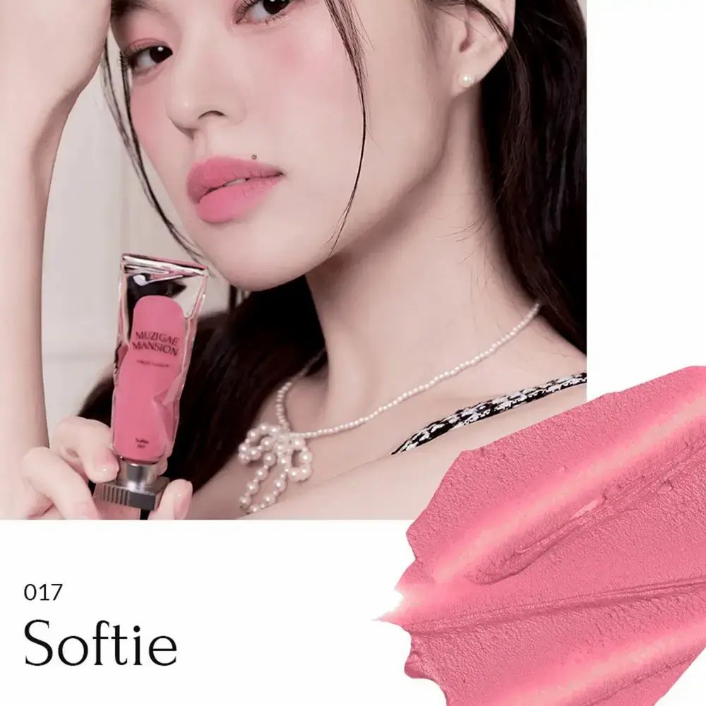 Tinta labbra 017 Softie. Donna con rossetto. Prodotto in tubo. Tonalità rosa. Testo: Softie, 017. Marchio: MUZIGAE MANSION.
