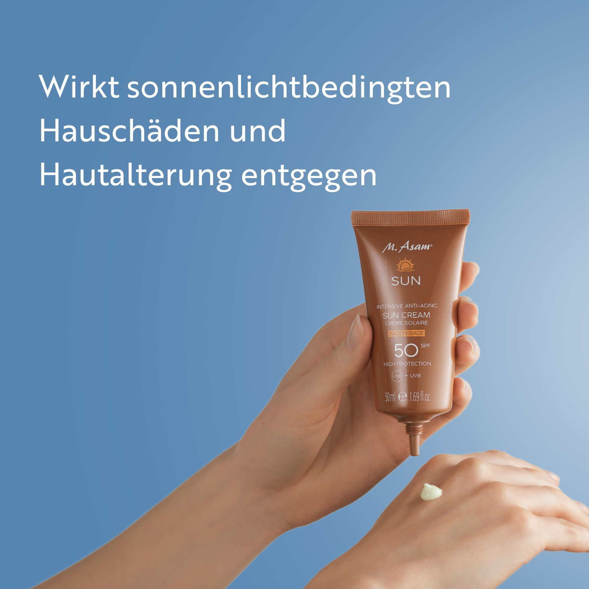 Mano che tiene un tubo di crema solare e applica la crema sulla mano. Testo: M. Asam SUN, Intensive Anti-Aging Sun Cream, SPF 50.