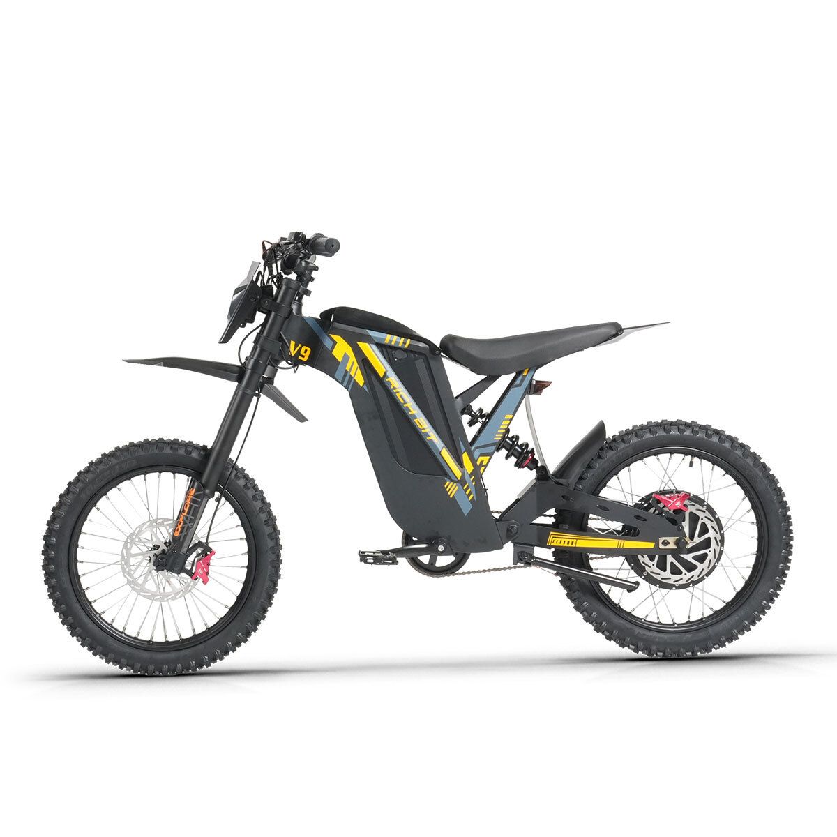 E-bike da fuoristrada nera, vista laterale. Dettagli gialli, pneumatici off-road, freni a disco. RICH BIT V9 Ultra.