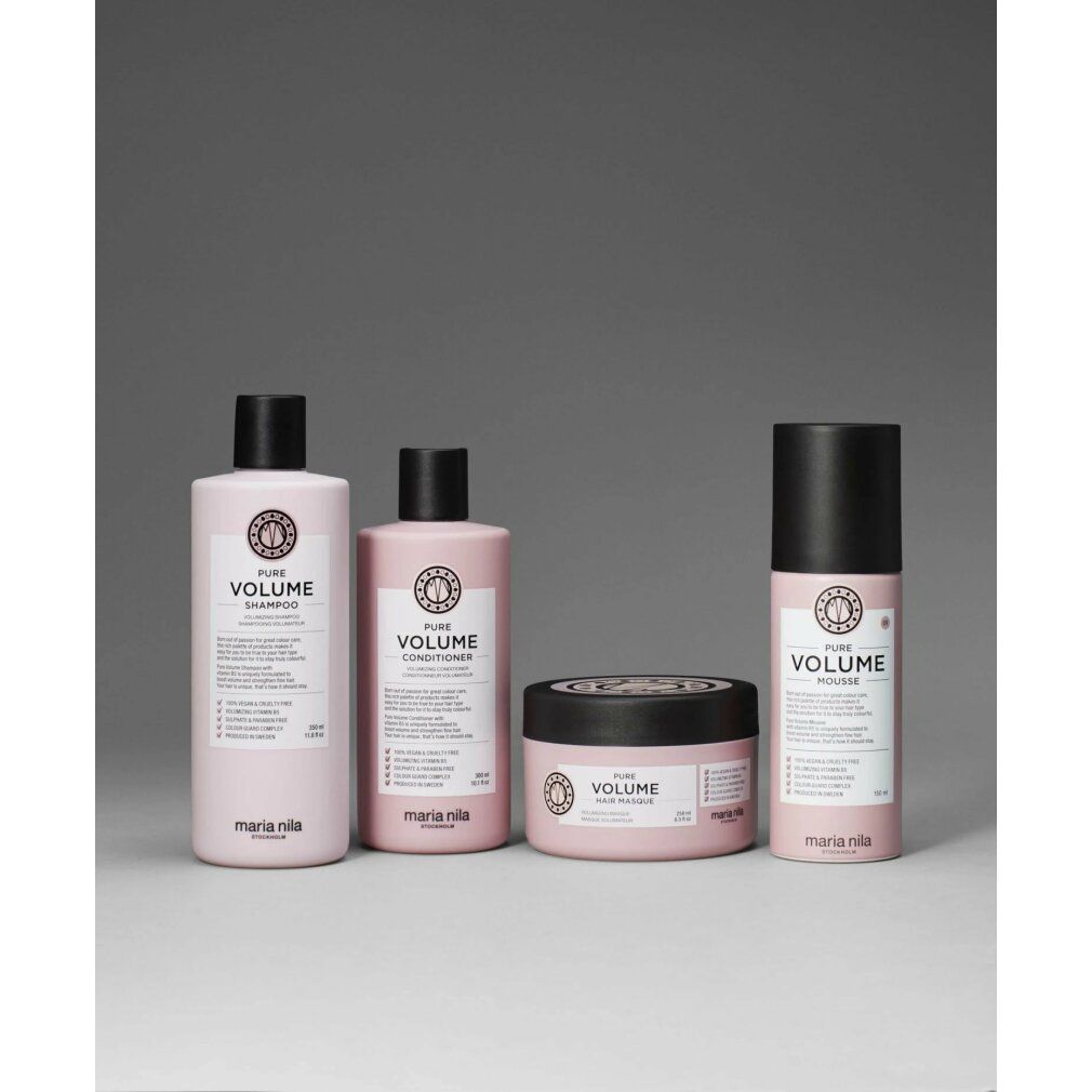 Quattro prodotti Maria Nila Pure Volume: shampoo, balsamo, maschera per capelli e lacca. Flaconi e vasetti rosa con tappo nero.