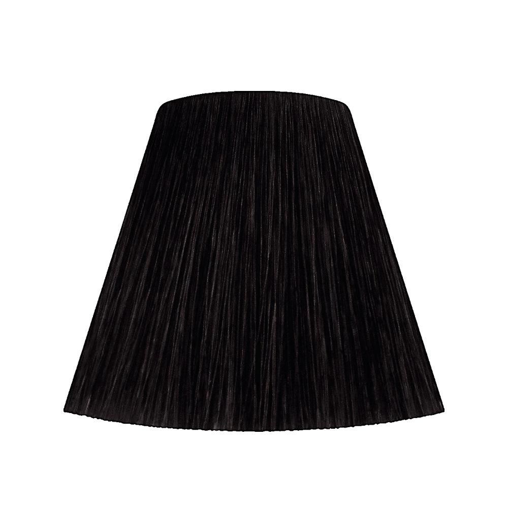 Ciocca di capelli scuri, a forma di cono. Struttura dei capelli visibile. Sfondo bianco.