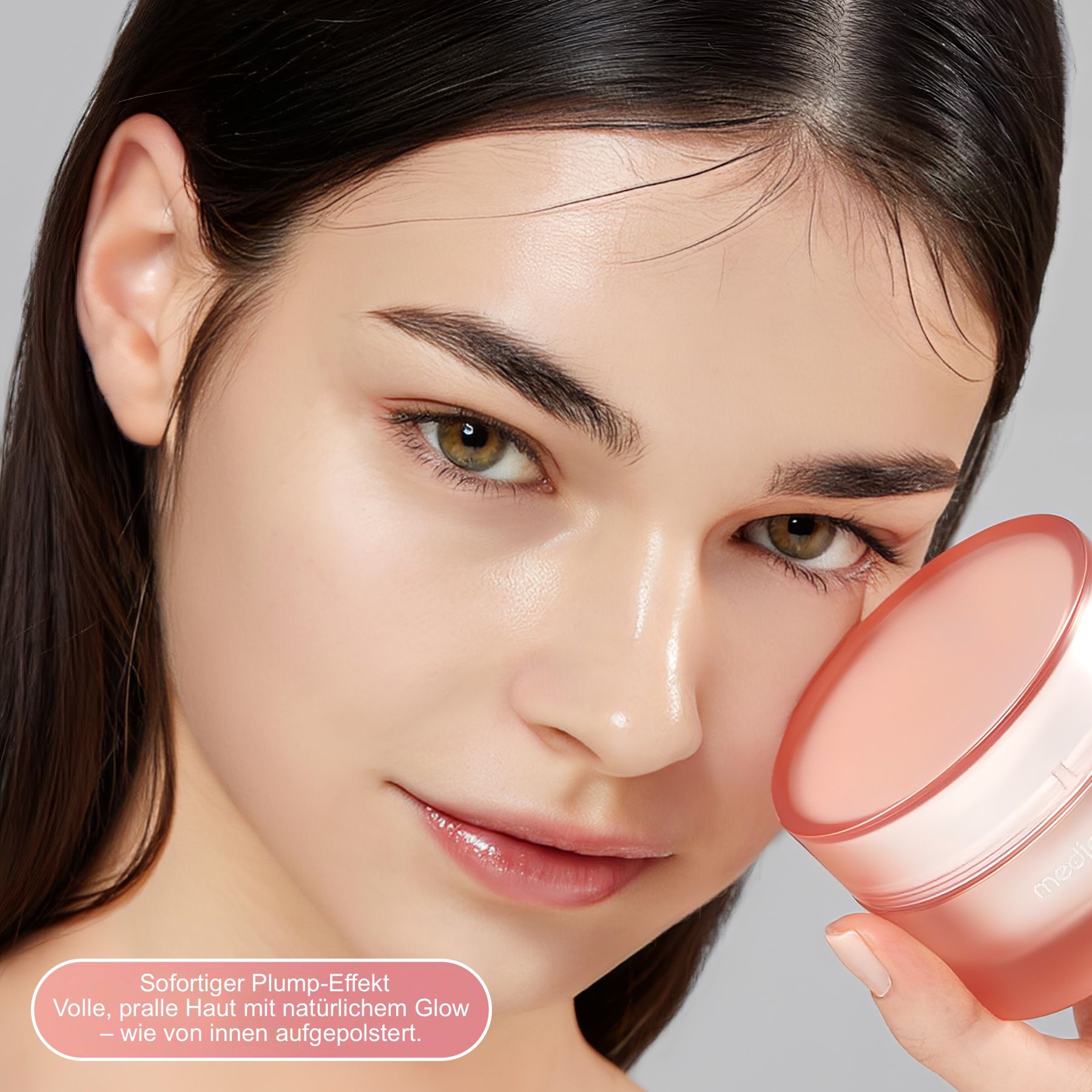 Donna con prodotto. Testo: Effetto rimpolpante immediato. Pelle piena e rimpolpata con un bagliore naturale. Vaso rosa nell'immagine.